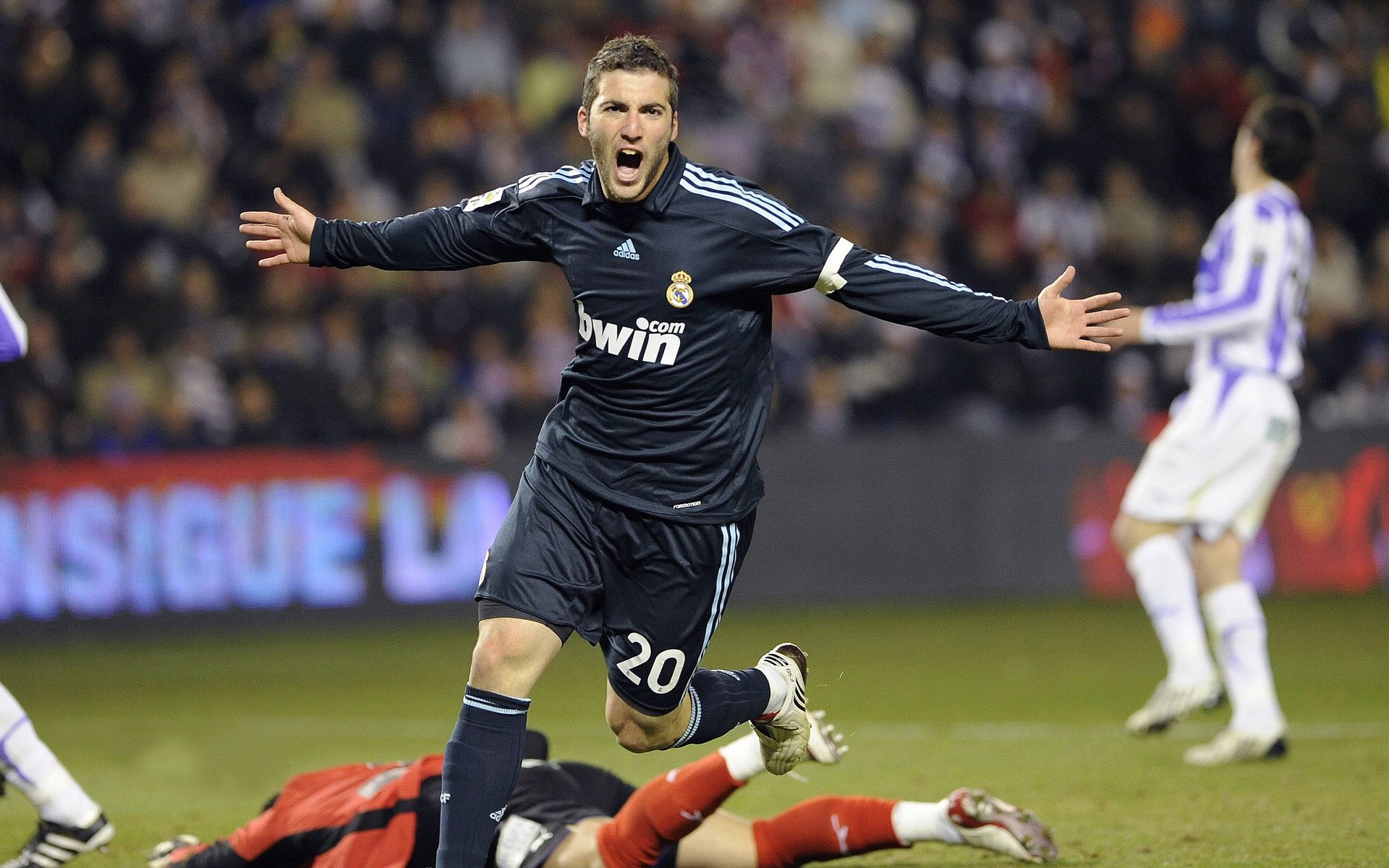 “意甲强强对话:劲旅争锋角逐欧冠门票”,意甲劲旅上演奇葩一幕