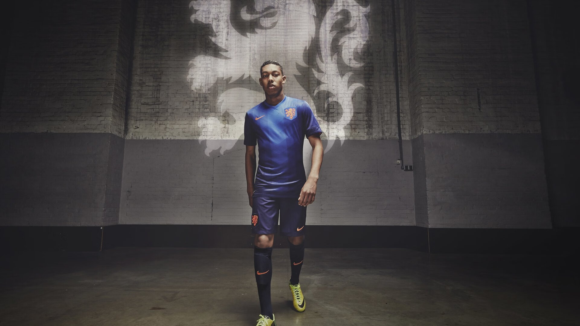 九游体育app-球迷狂欢：疯狂应援背后的动人故事，疯狂球迷冲进球场